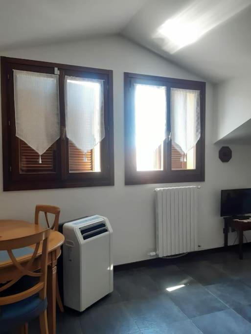 Monolocale piano alto luminoso pochi minuti metro rossa Milano