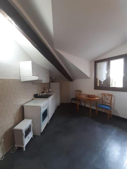 Monolocale piano alto luminoso pochi minuti metro rossa Milano