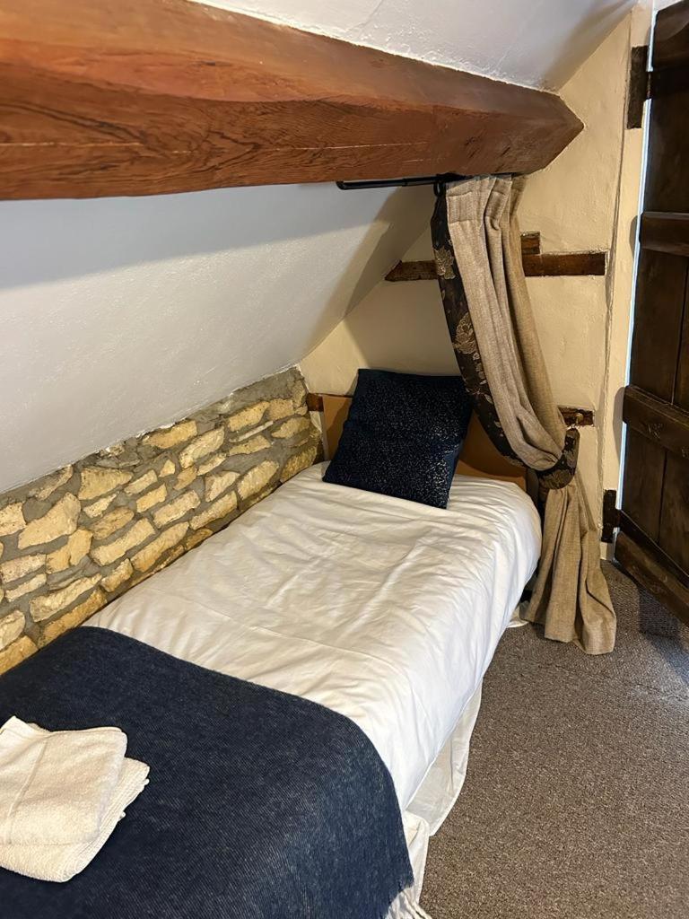 Siam cottage guesthouse over 300 years old with Thai restaurant