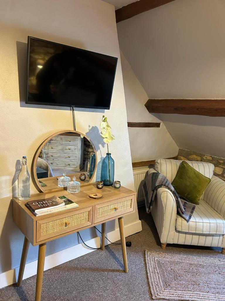 Siam cottage guesthouse over 300 years old with Thai restaurant