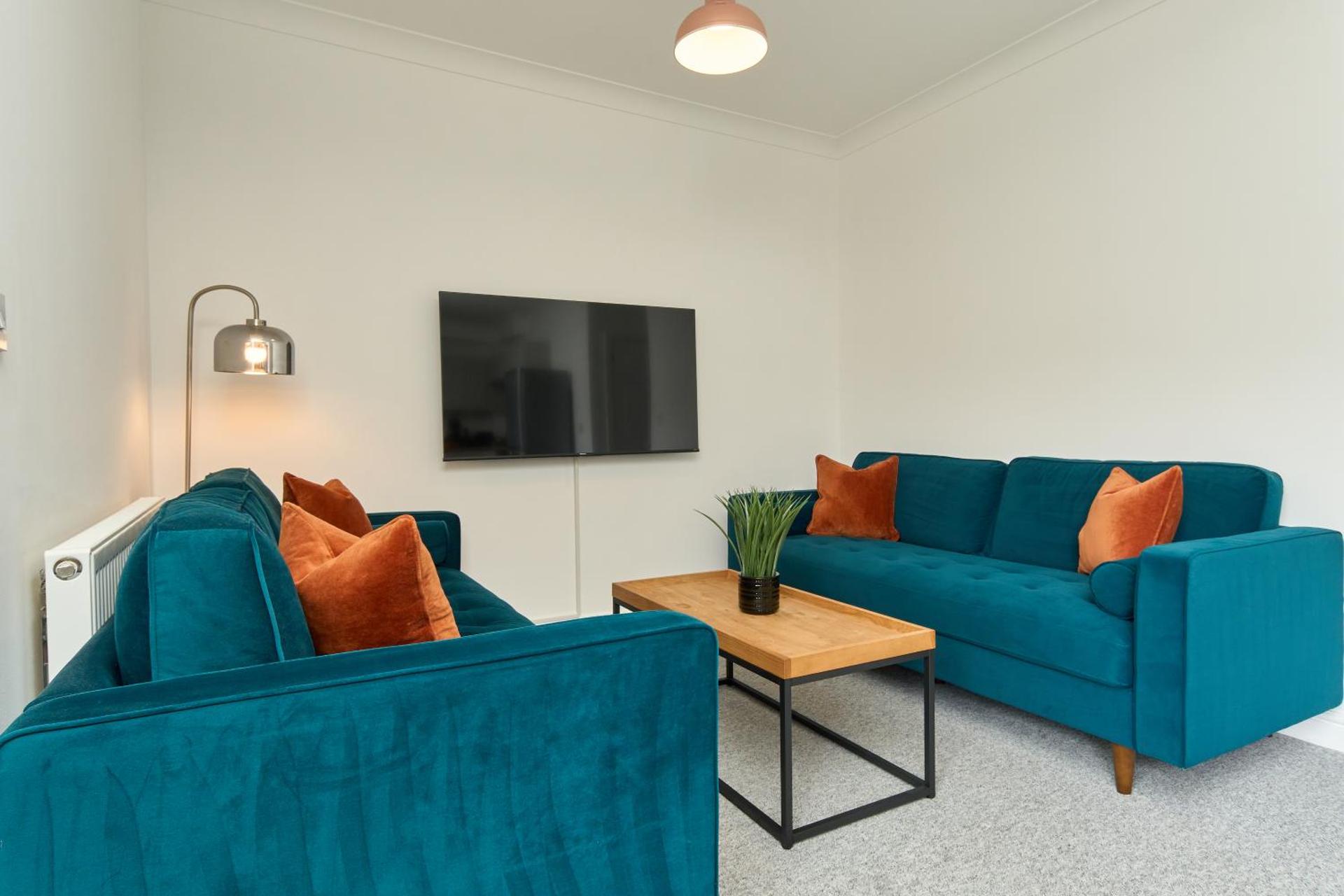 Bonchurch Court - A Beautiful 3 Bed Apartment- Nr Ventnor - Large Outside Terrace & Parking - Dog Friendly - The Perfect Choice For Couples, Friends, Families - 5 Mins To Beach - Managed By Greenstay Serviced Accommodation - 15