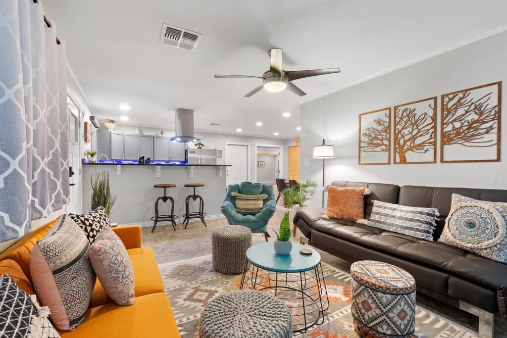 The Hummingbird House, Sauna & Mountain Views!