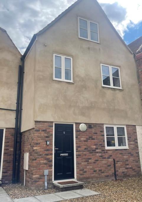 Fern House - by Shortstays4u A Modern 2 bedroom Townhouse with free parking in the town!