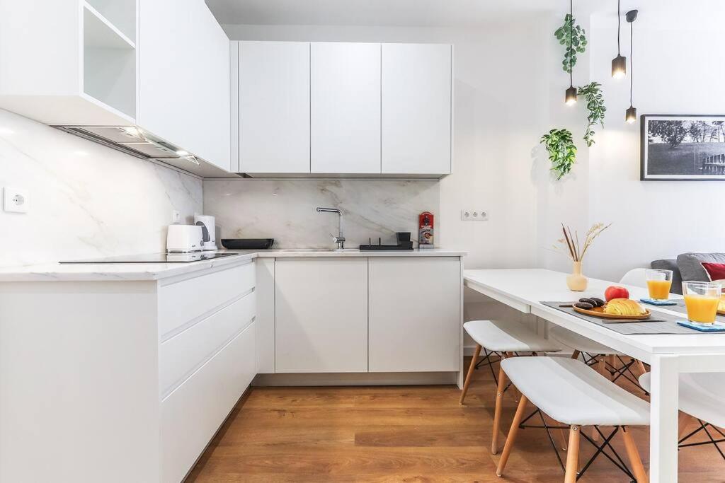 Vita Portucale ! Bright Campo Ourique w/ Terrace