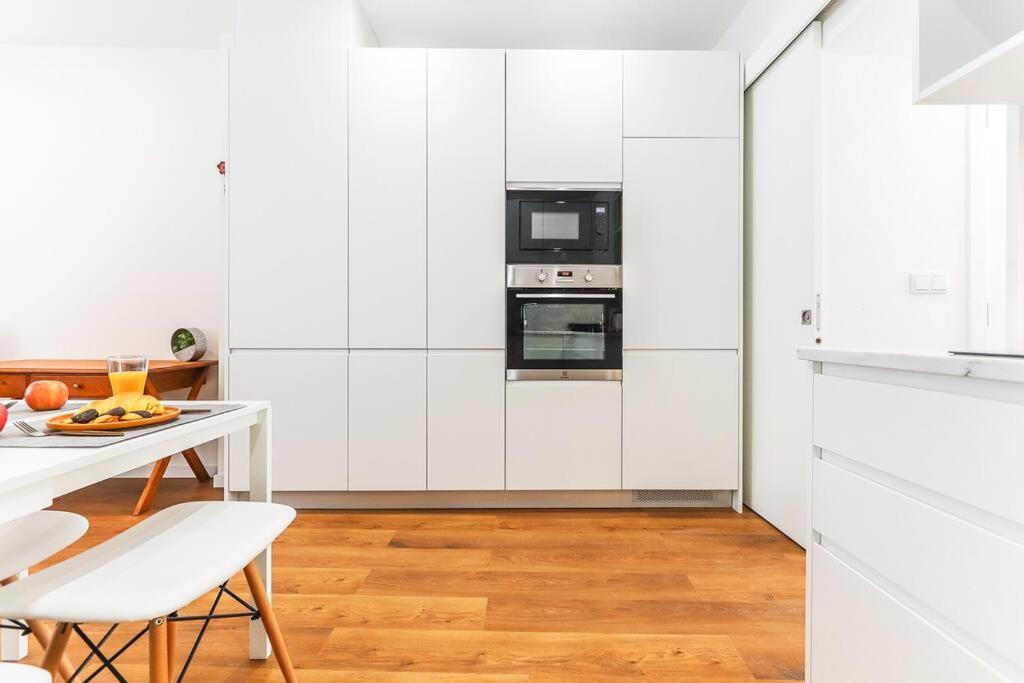 Vita Portucale ! Bright Campo Ourique w/ Terrace