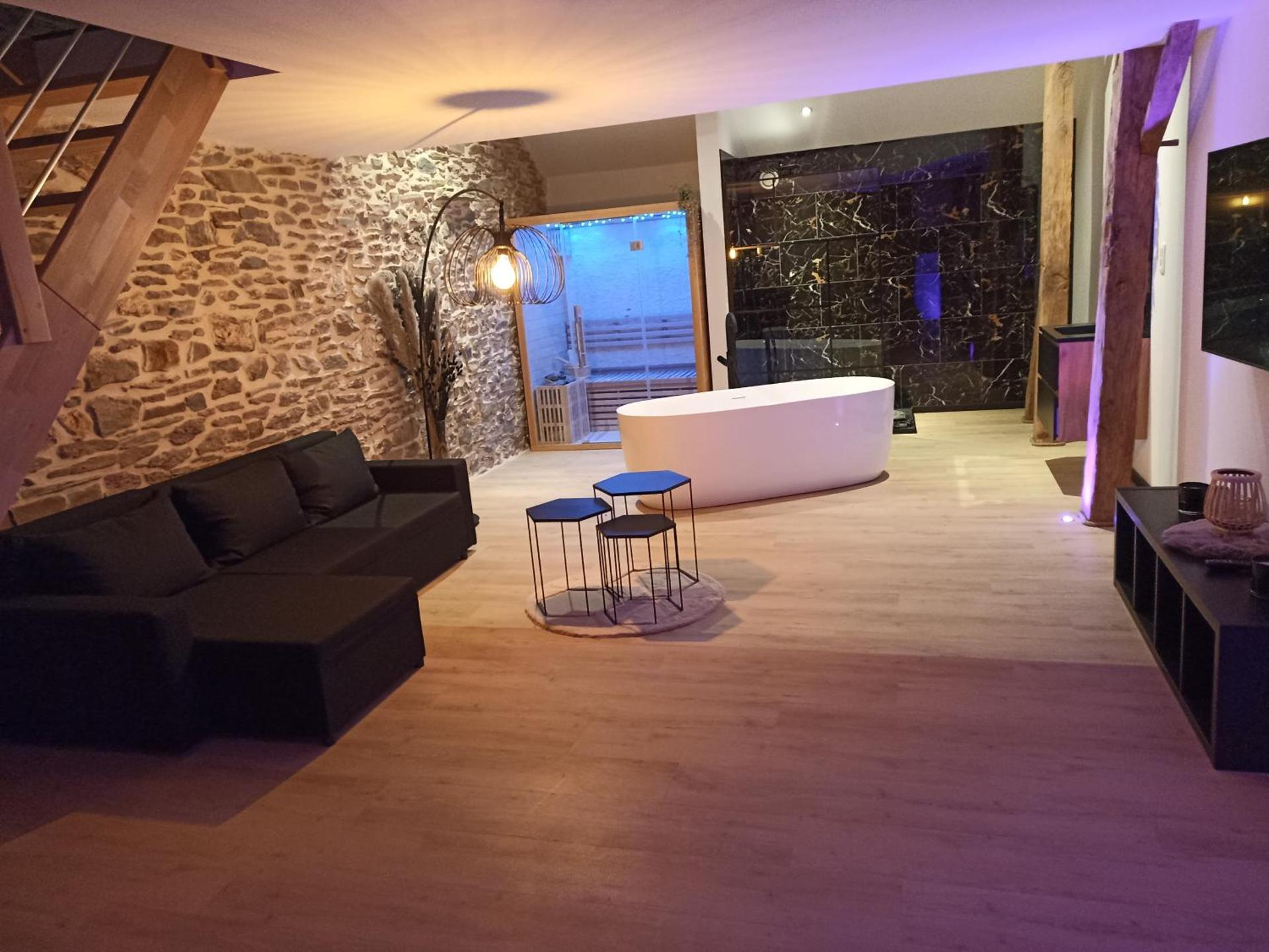 Loft noir (baignoire balnéo et sauna)