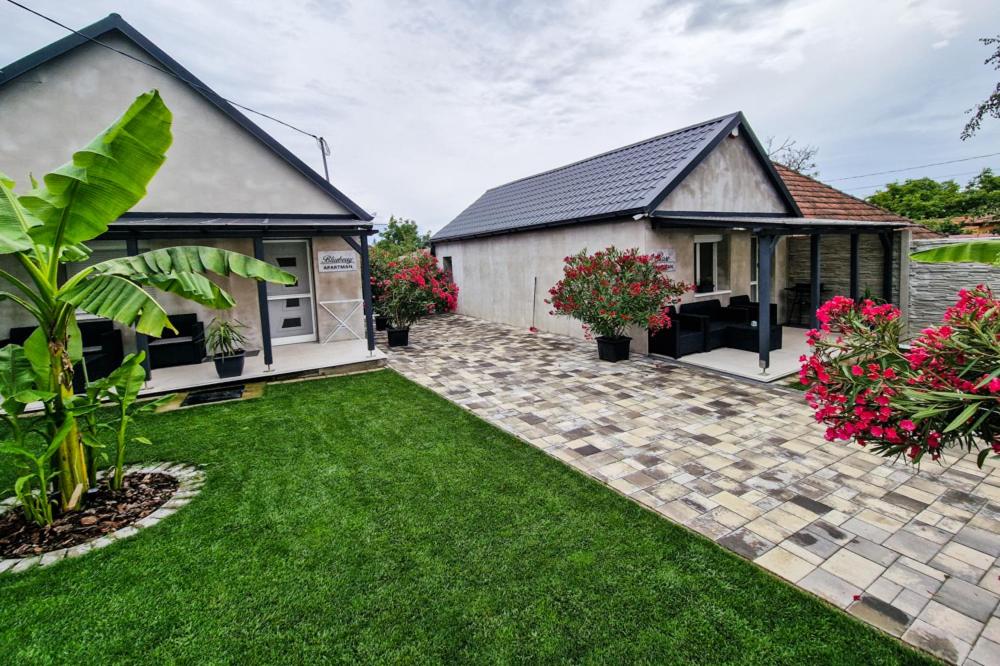 Sunny Garden Apartment