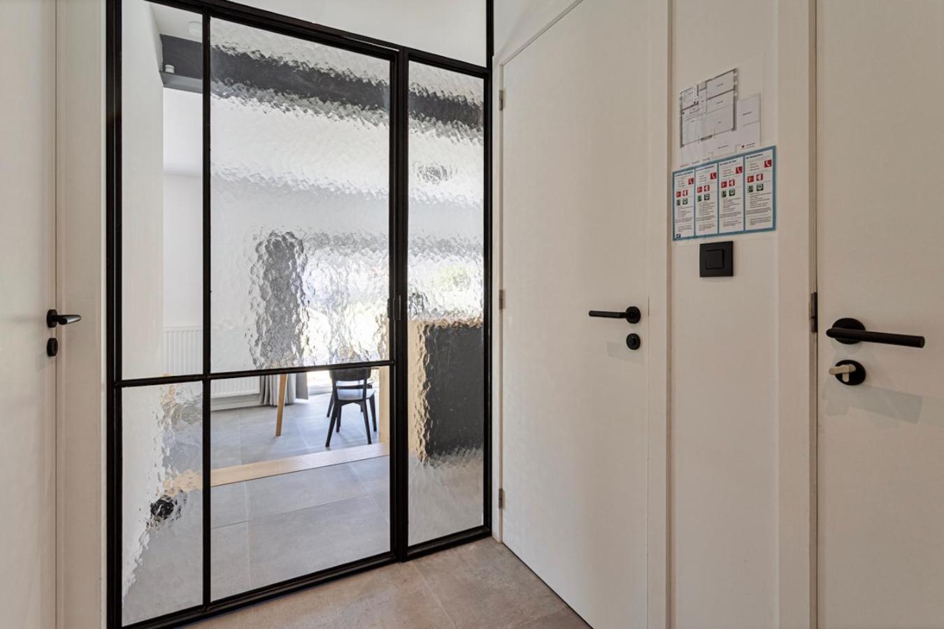 Luxe strandappartement met zonneterras & parking