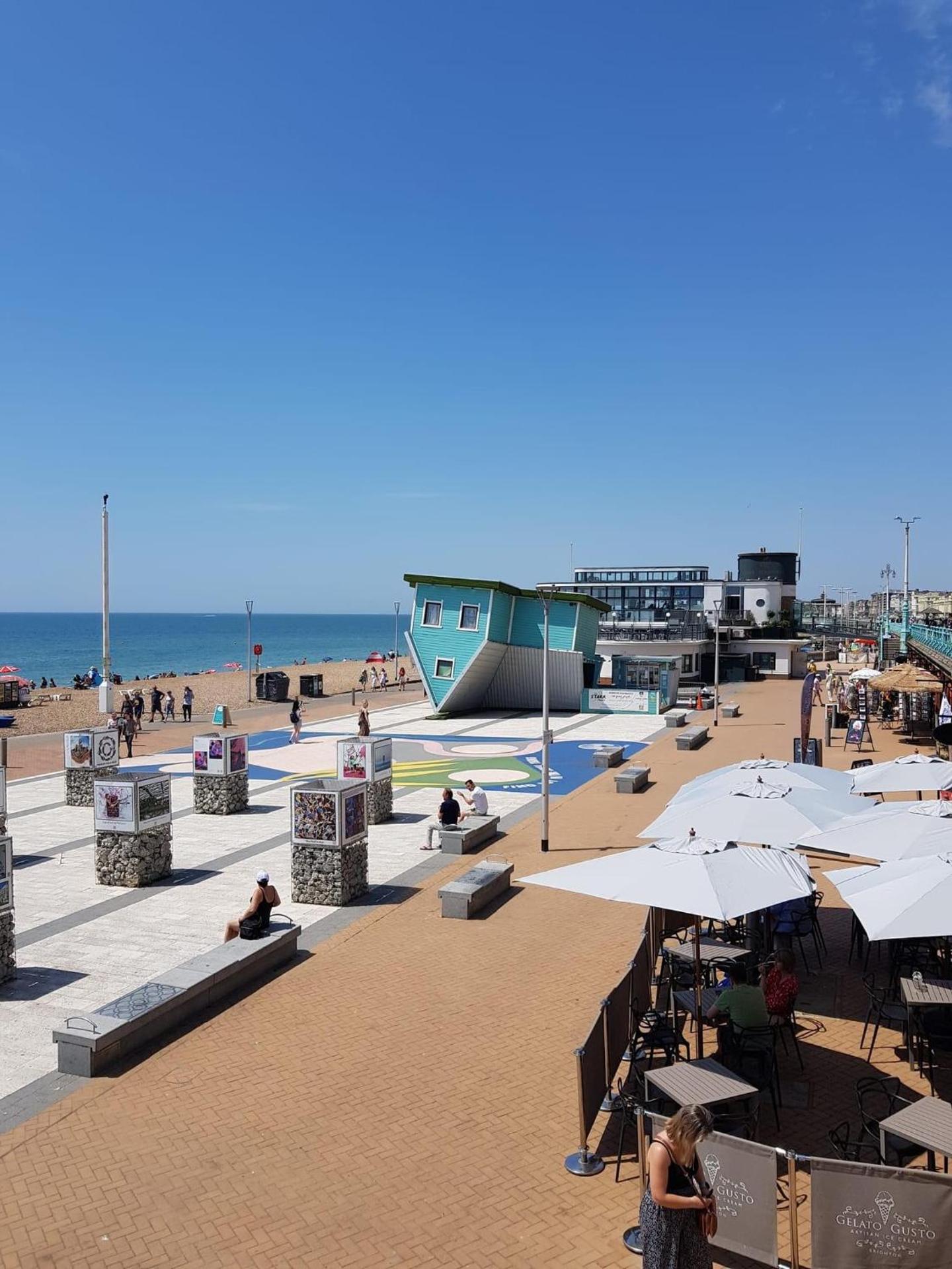 SEAFRONT SANCTUARY Beautiful Art Deco Apartment with Stunning City & Sea Views