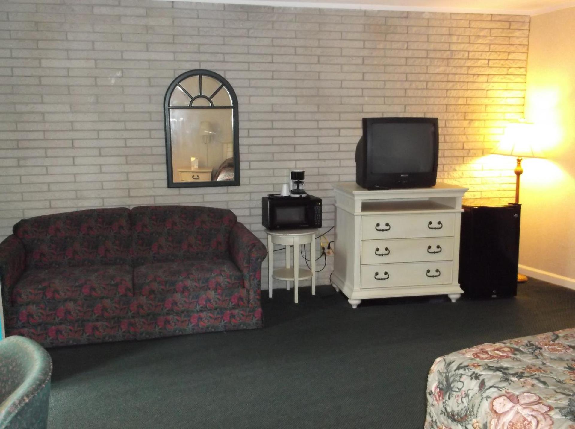 Deluxe King Suite - Non-Smoking