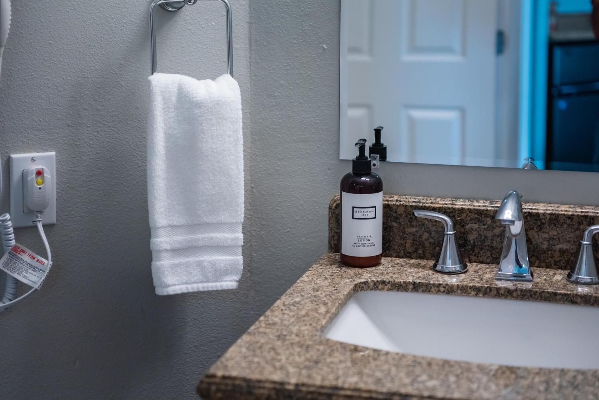 One-Bedroom Suite with Spa - No View