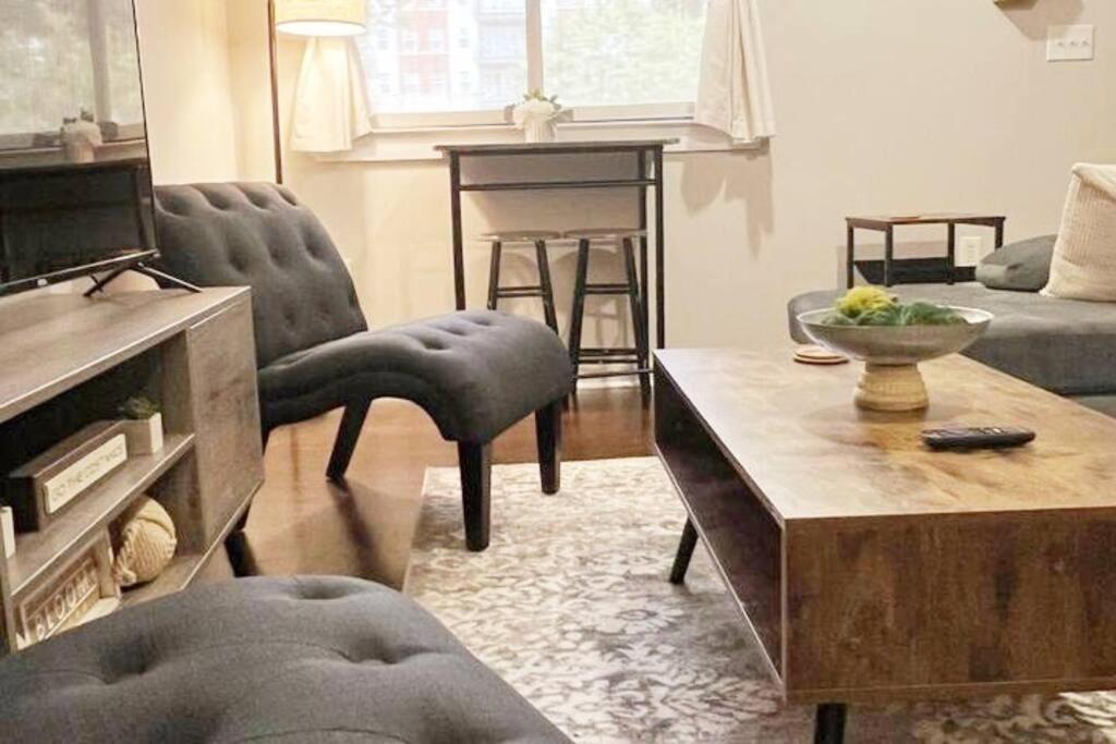 Studio Townhouse in Uptown King Bed-Wi-Fi-Full Kitchen- Washer & Dryer