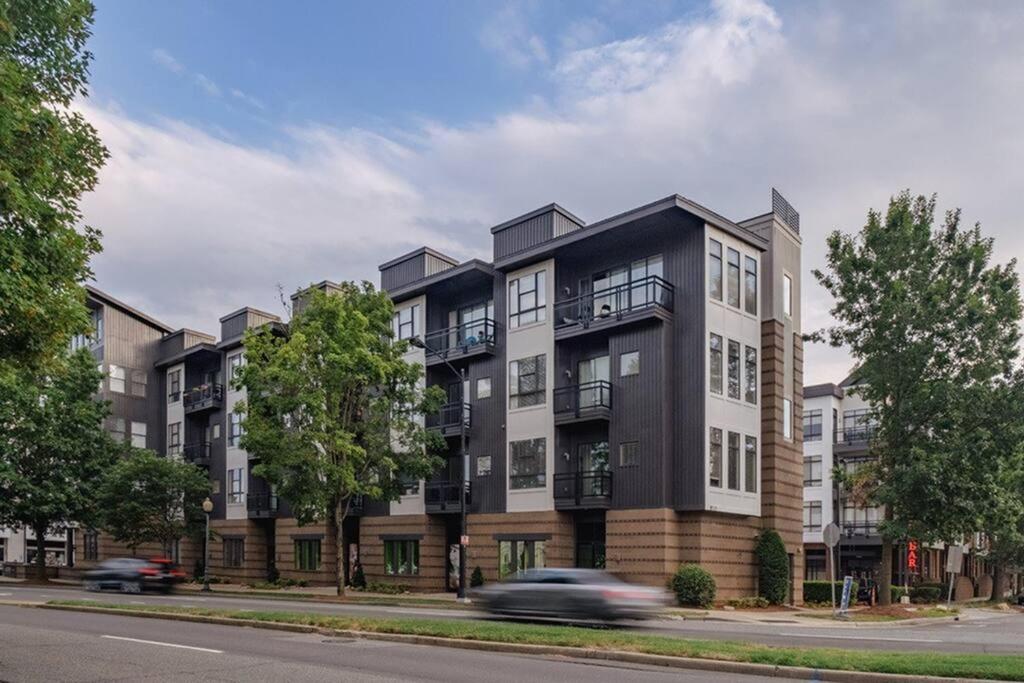 Studio Townhouse in Uptown King Bed-Wi-Fi-Full Kitchen- Washer & Dryer