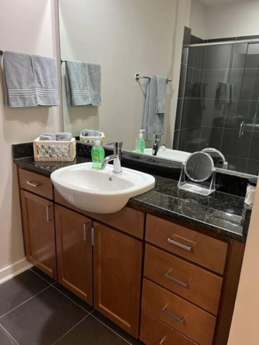 Studio Townhouse in Uptown King Bed-Wi-Fi-Full Kitchen- Washer & Dryer