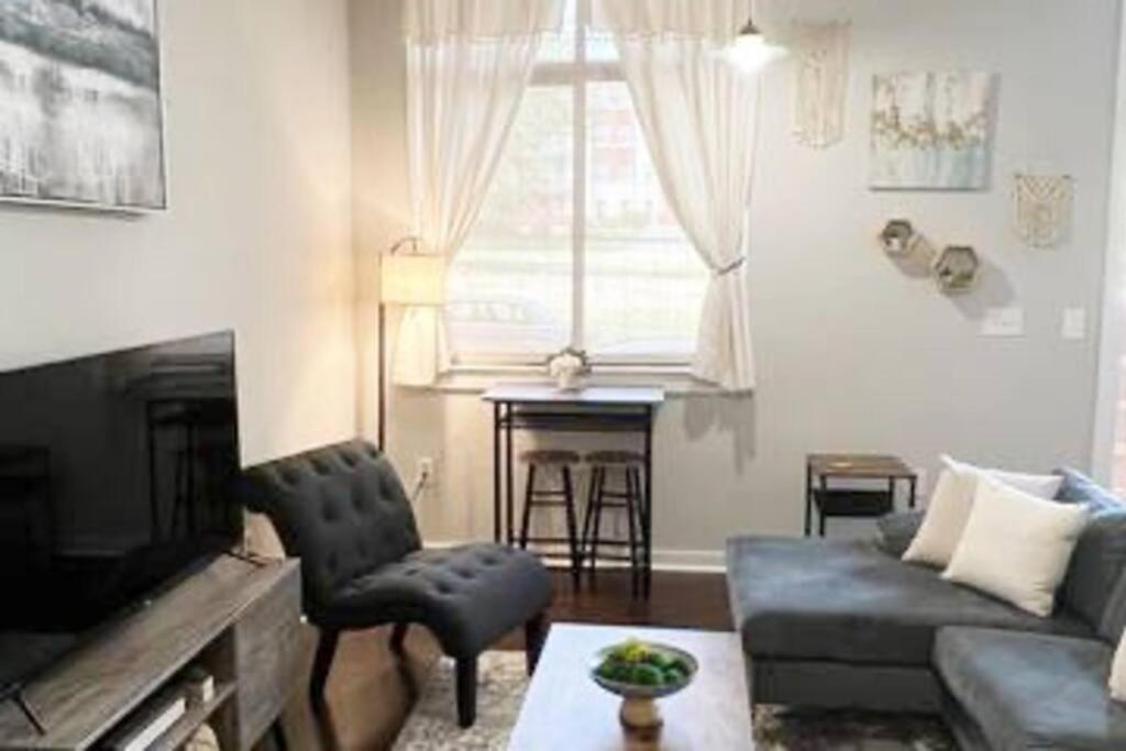 Studio Townhouse in Uptown King Bed-Wi-Fi-Full Kitchen- Washer & Dryer