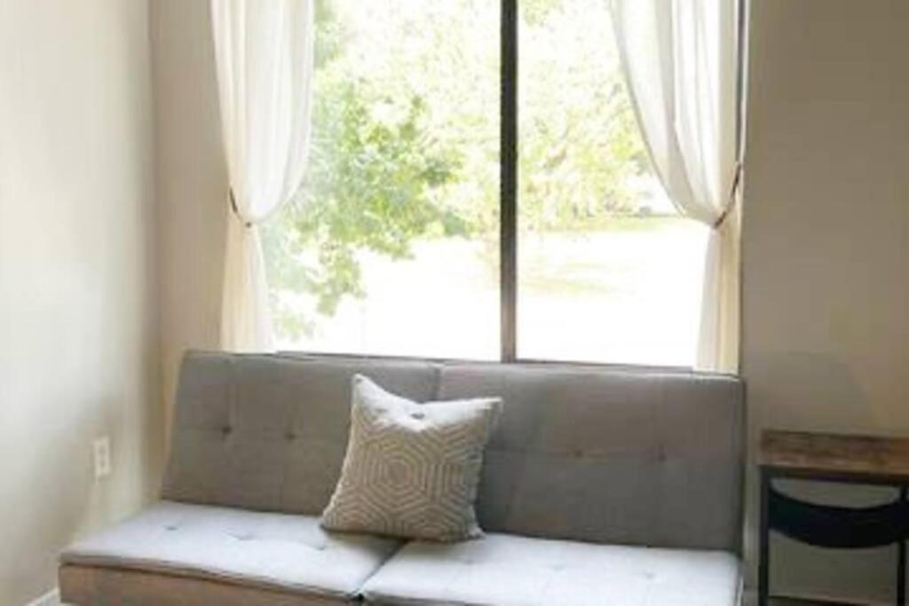 Studio Townhouse in Uptown King Bed-Wi-Fi-Full Kitchen- Washer & Dryer