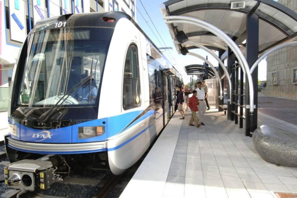 Studio Townhouse in Uptown King Bed-Wi-Fi-Full Kitchen- Washer & Dryer