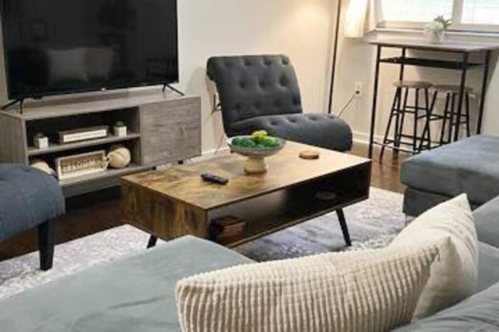 Studio Townhouse in Uptown King Bed-Wi-Fi-Full Kitchen- Washer & Dryer