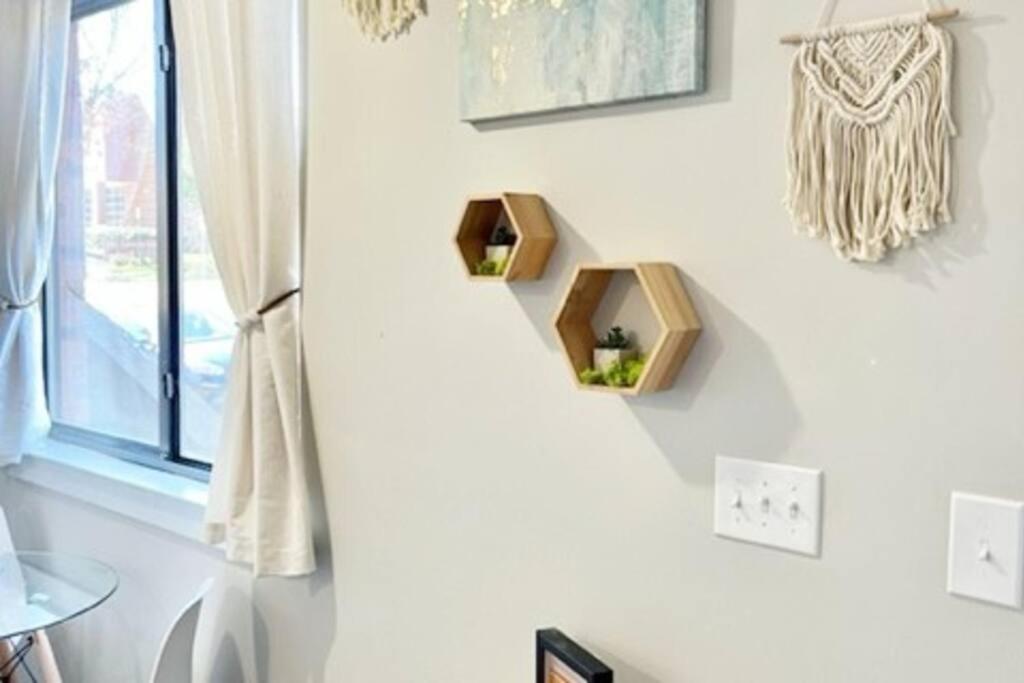 Studio Townhouse in Uptown King Bed-Wi-Fi-Full Kitchen- Washer & Dryer