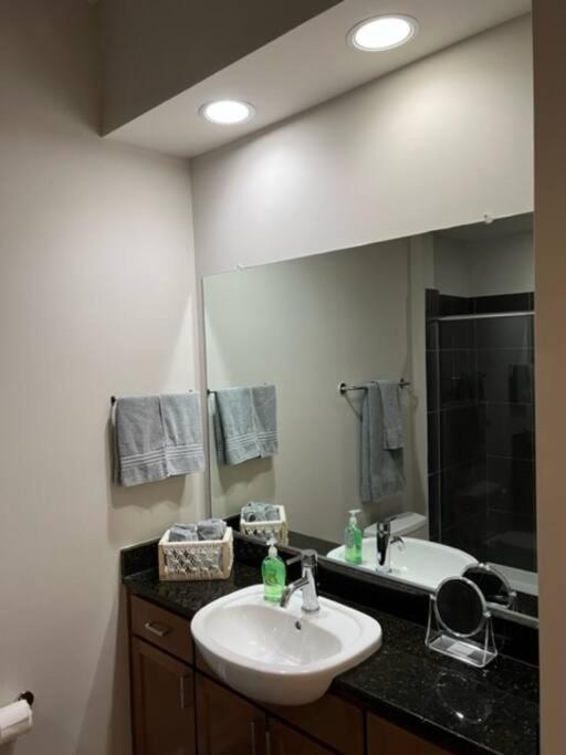 Studio Townhouse in Uptown King Bed-Wi-Fi-Full Kitchen- Washer & Dryer