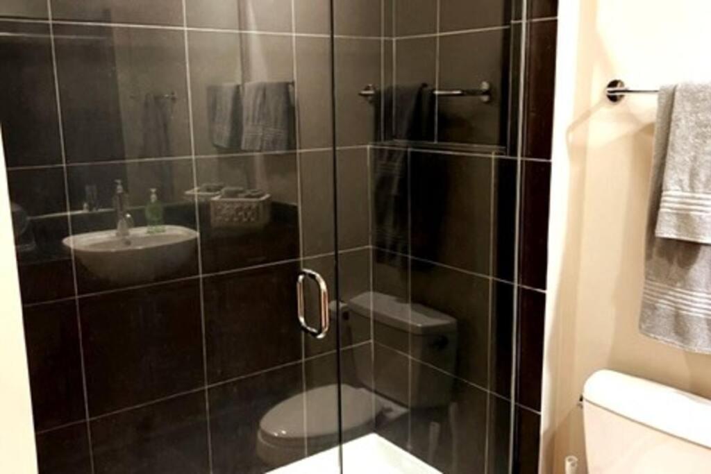 Studio Townhouse in Uptown King Bed-Wi-Fi-Full Kitchen- Washer & Dryer