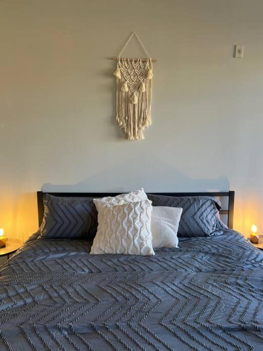 Studio Townhouse in Uptown King Bed-Wi-Fi-Full Kitchen- Washer & Dryer