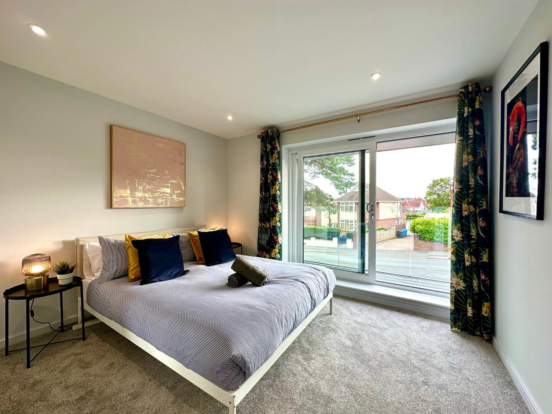 Brand New 4 Bedroom House -Sleeps 9 - Free Parking - Great Location - Fast WiFi - Smart TV - Close to Poole & Bournemouth & Sandbanks