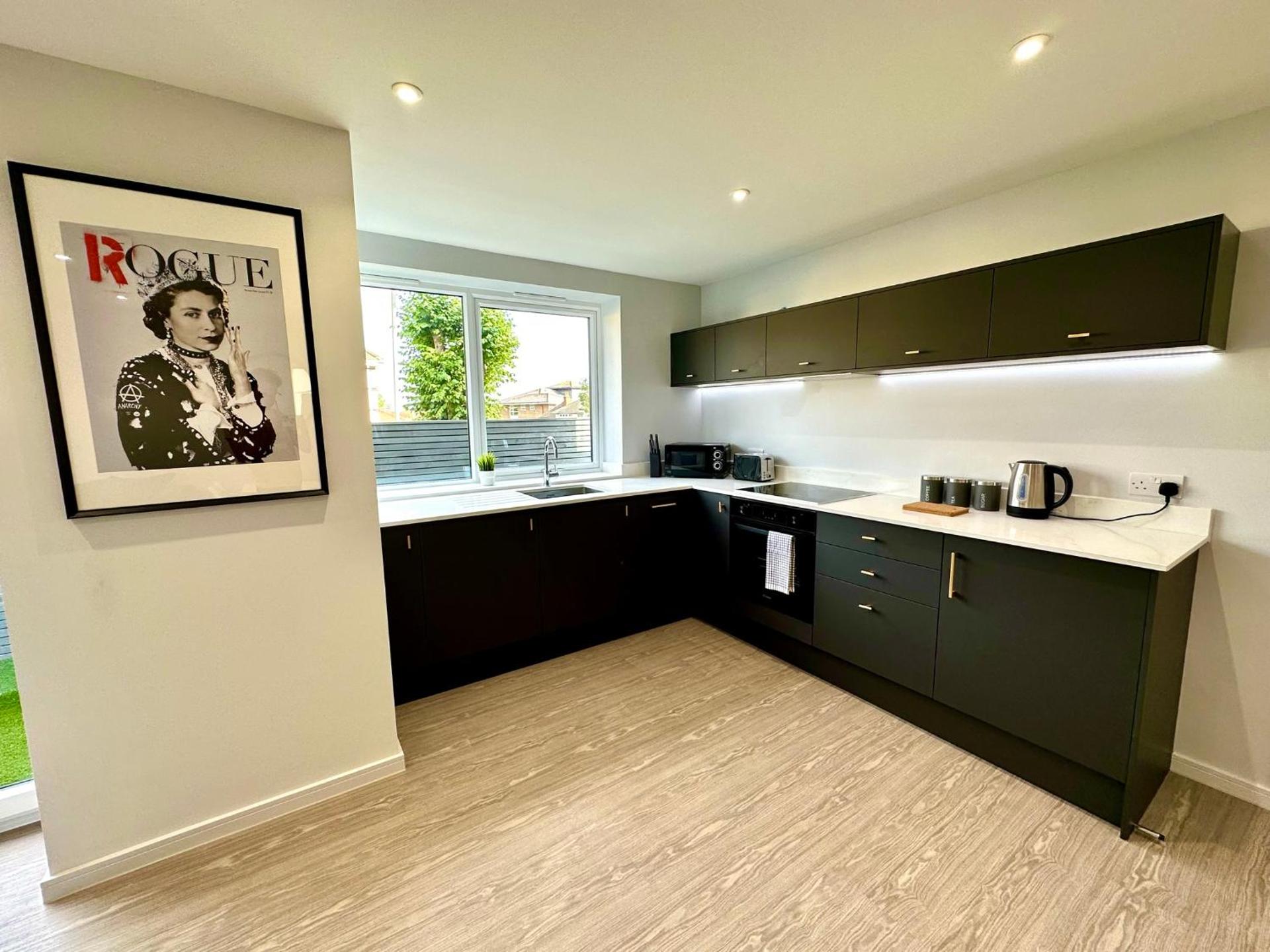 Brand New 4 Bedroom House -Sleeps 9 - Free Parking - Great Location - Fast WiFi - Smart TV - Close to Poole & Bournemouth & Sandbanks