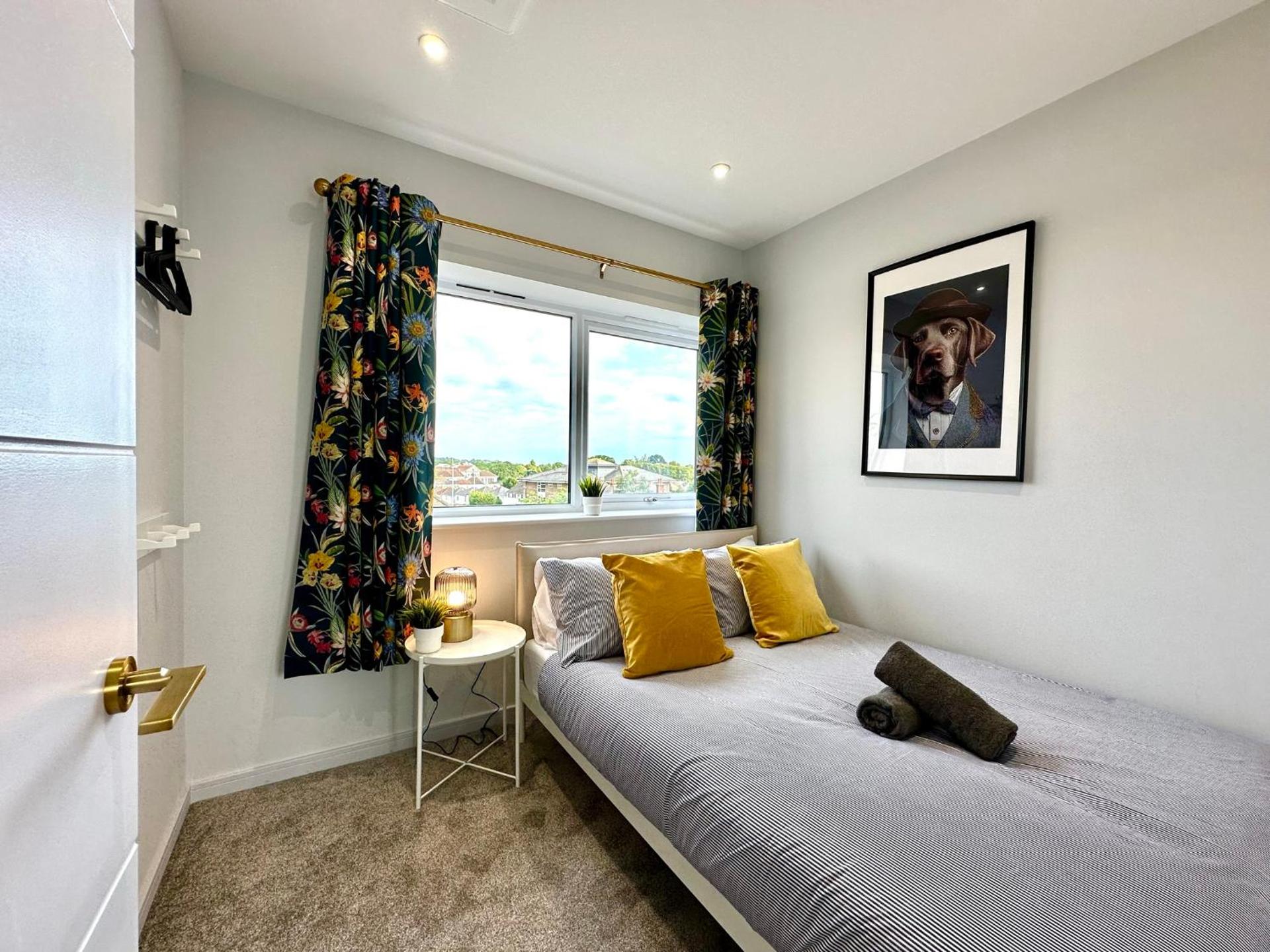 Brand New 4 Bedroom House -Sleeps 9 - Free Parking - Great Location - Fast WiFi - Smart TV - Close to Poole & Bournemouth & Sandbanks