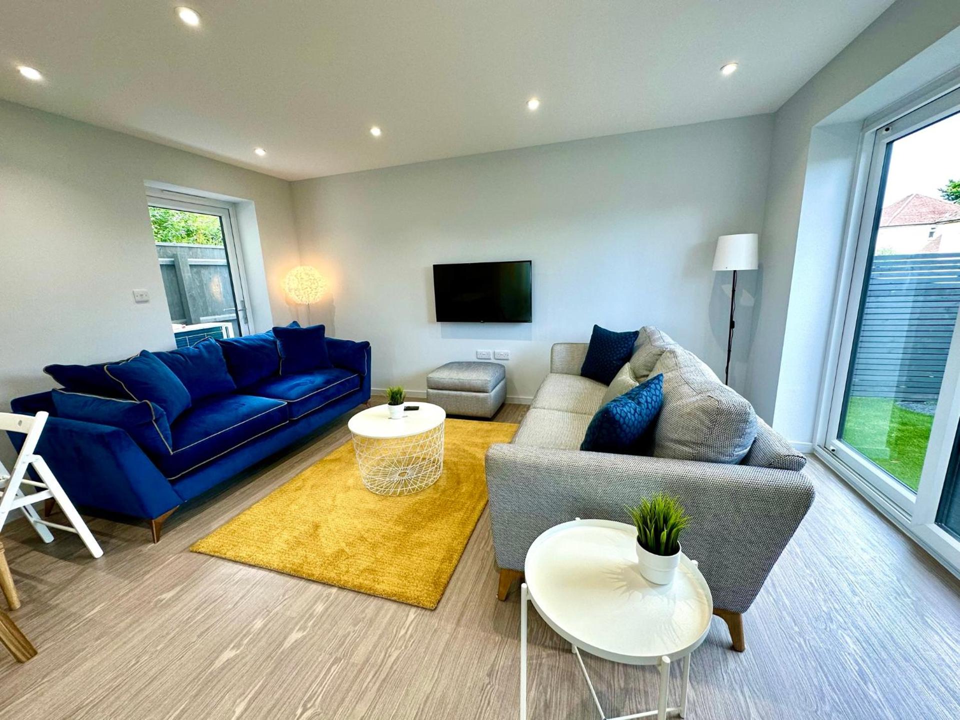 Brand New 4 Bedroom House -Sleeps 9 - Free Parking - Great Location - Fast WiFi - Smart TV - Close to Poole & Bournemouth & Sandbanks