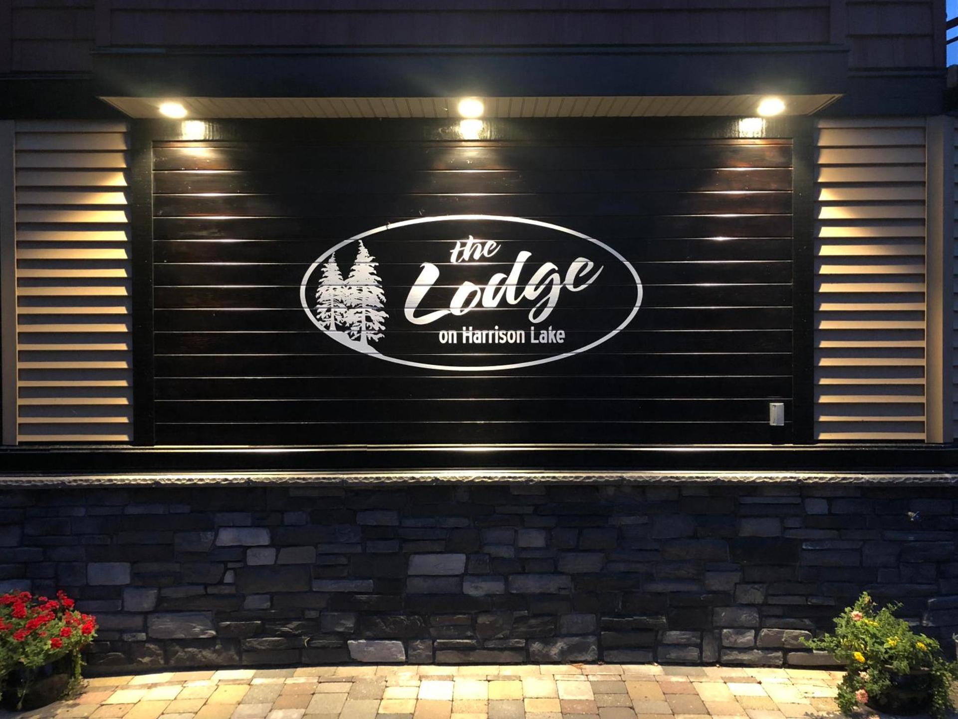 Queen Suite with Lake View 2