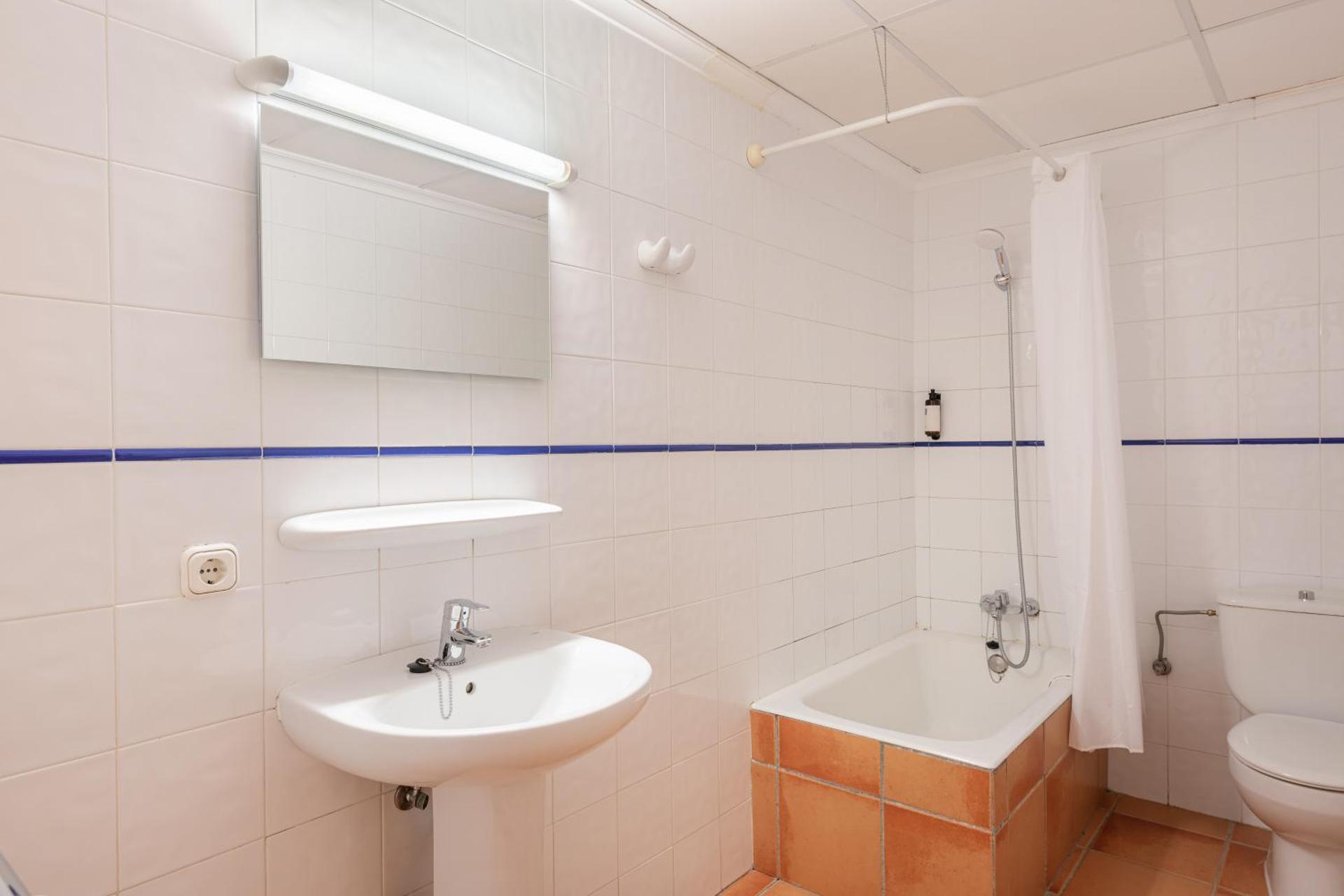 Twin Room (2 Adults) 