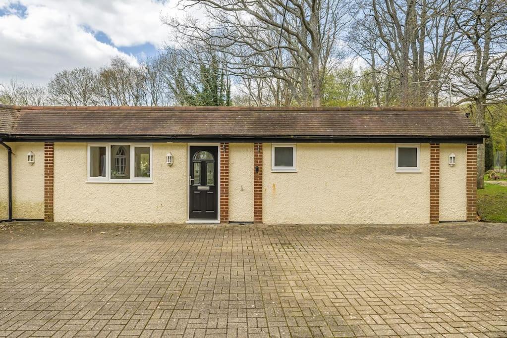 Country cottage & Tennis court