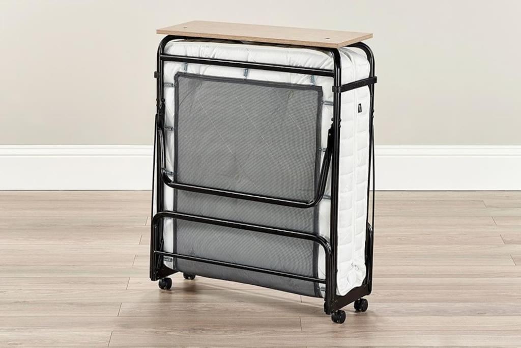 Country cottage & Tennis court