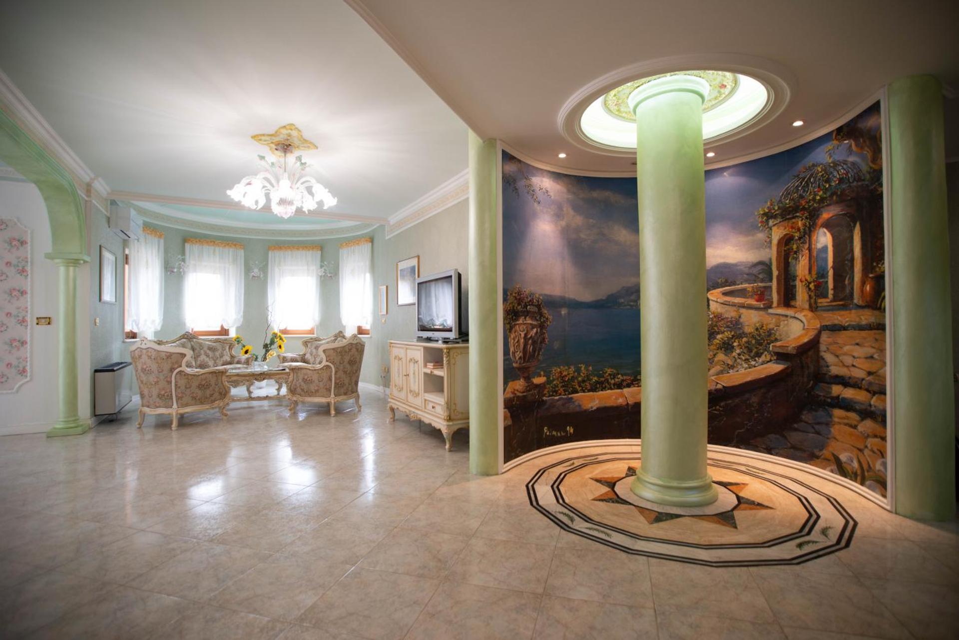 Communal lounge/ TV room