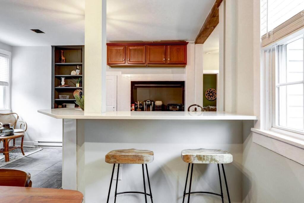 Cozy Dark & Moody Home New Reno 10 mins to Lanc