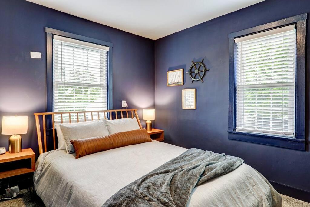 Cozy Dark & Moody Home New Reno 10 mins to Lanc