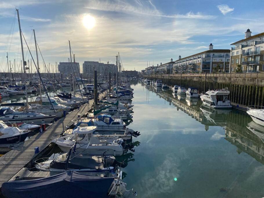 Sea Breeze in Brighton Marina with Free Parking