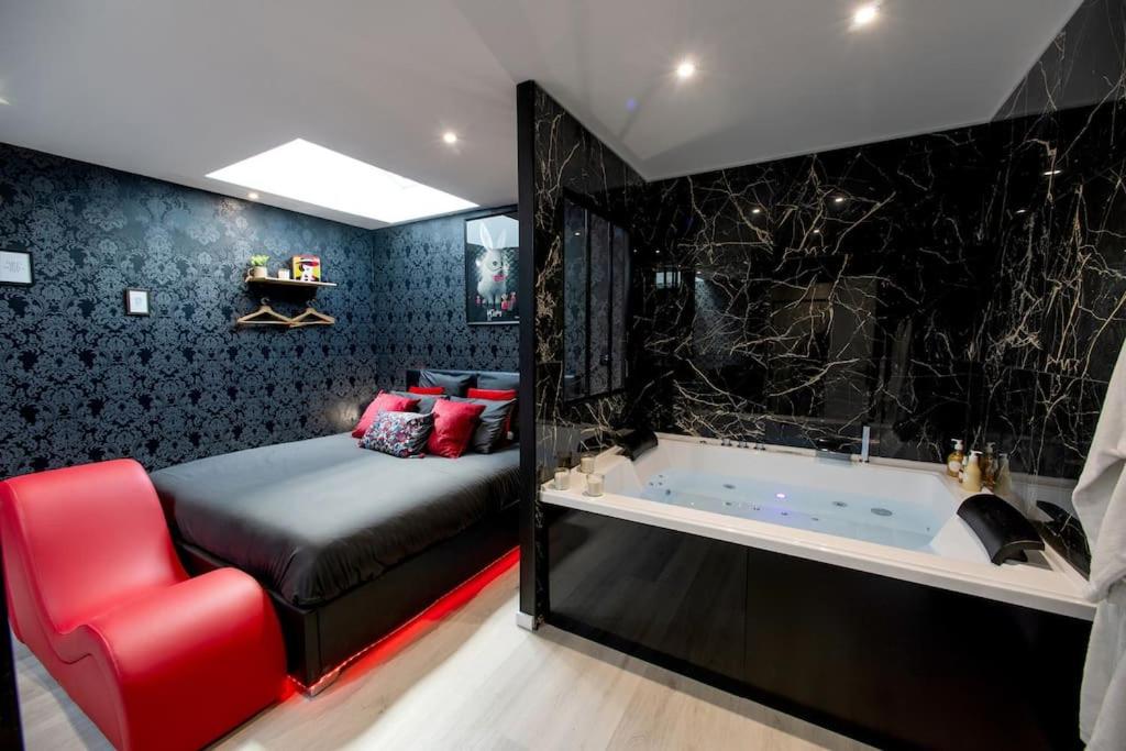 * Love Room jacuzzi *