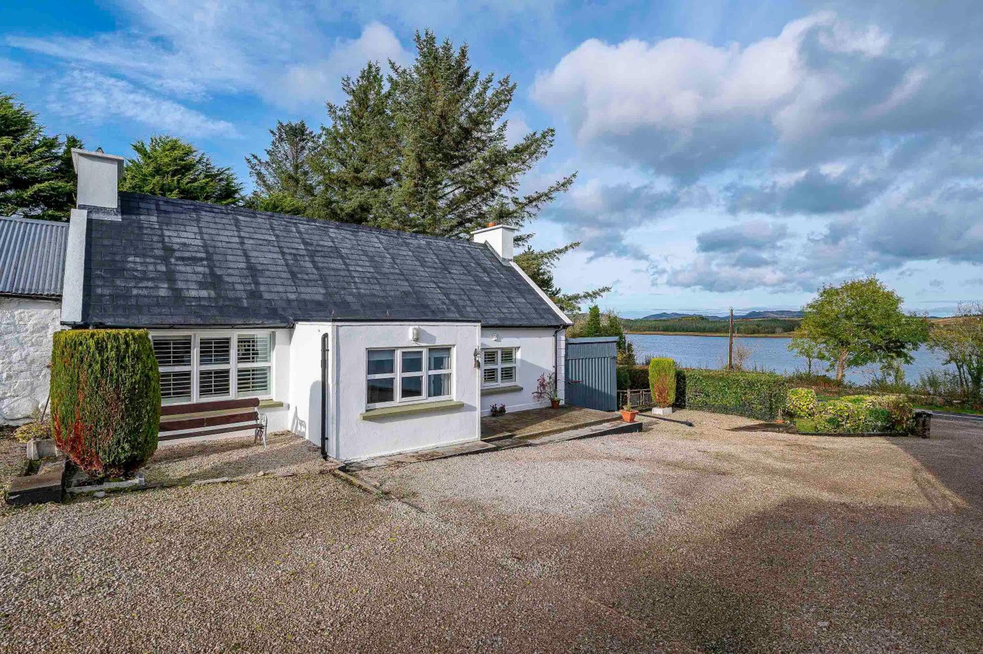 Traditional Cottage with Private Hot Tub in the Heart of Donegal