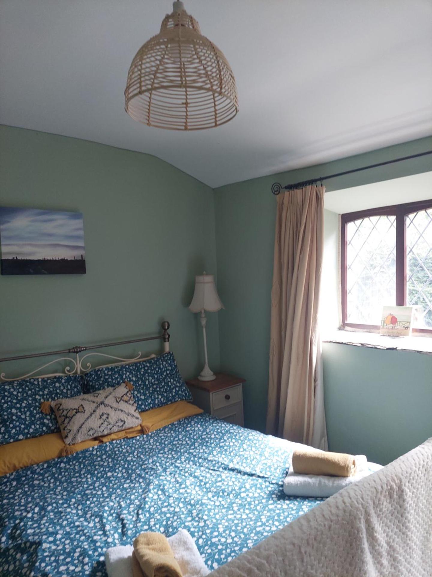 2 Bed Cottage - Sleeps 4 - Pets - Parking