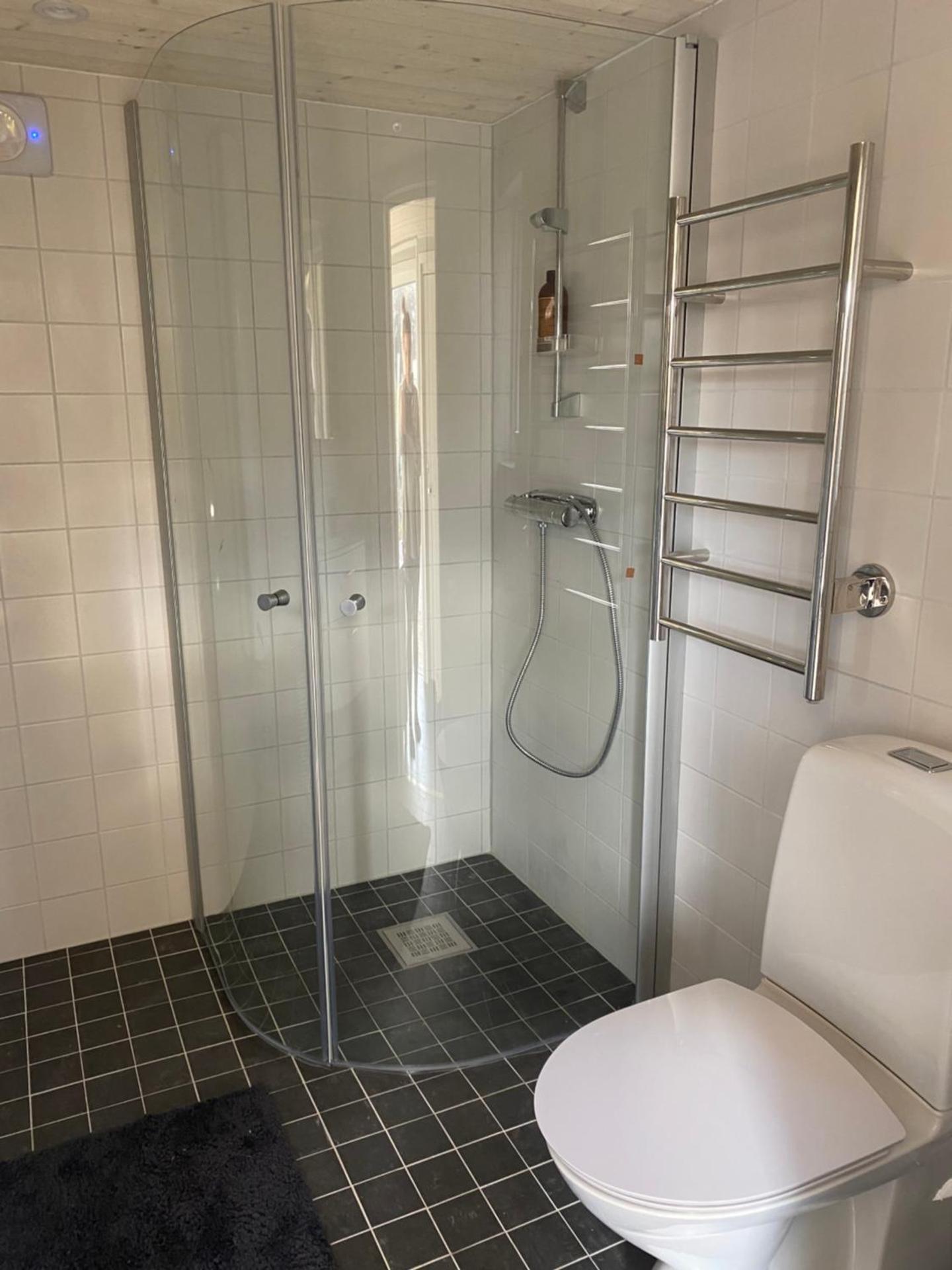 Modern stuga med 1 sovrum och 1 sovloft med stor terrass och vedeldad bastu mitt på Österlen