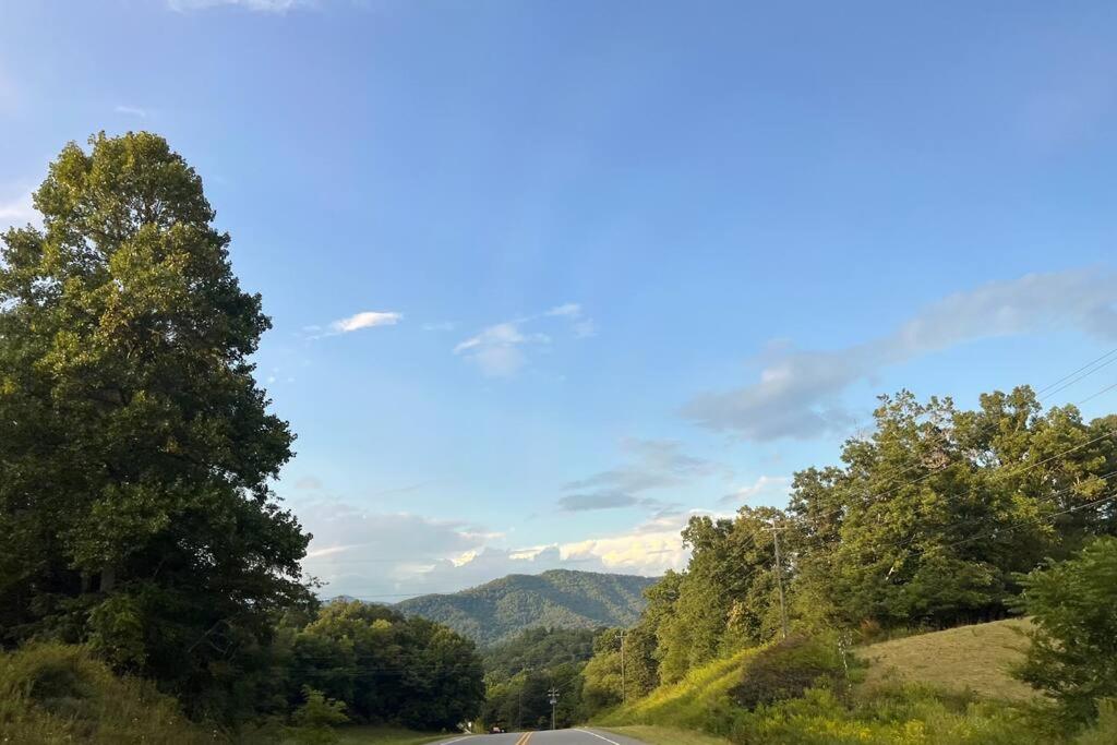 Riverside Relaxer w/Hot Tub+Fire Pit +Wifi & view