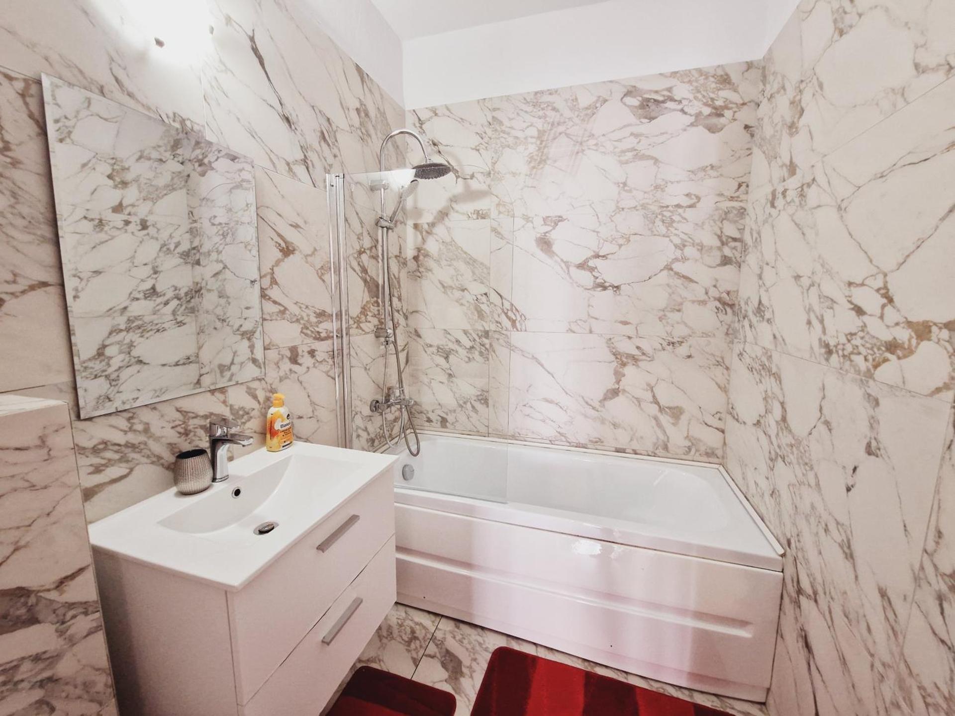 Ultracentral 5* Boutique Hotel style apartment. Brand new. 2 rooms. Spacious. Free parking