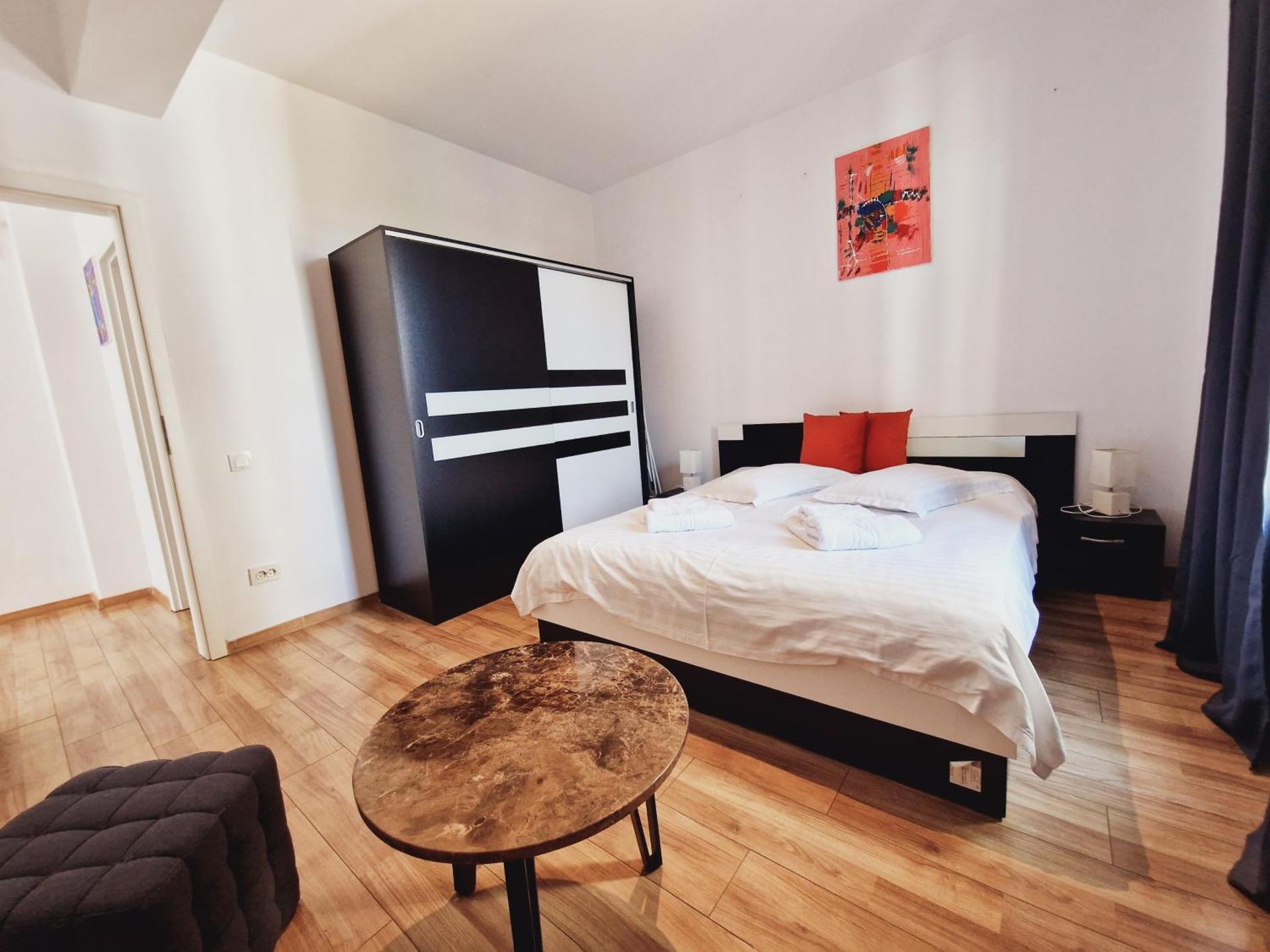 Ultracentral 5* Boutique Hotel style apartment. Brand new. 2 rooms. Spacious. Free parking