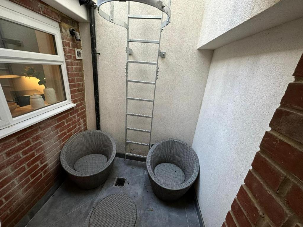 Two Bedroom House In Kilburn