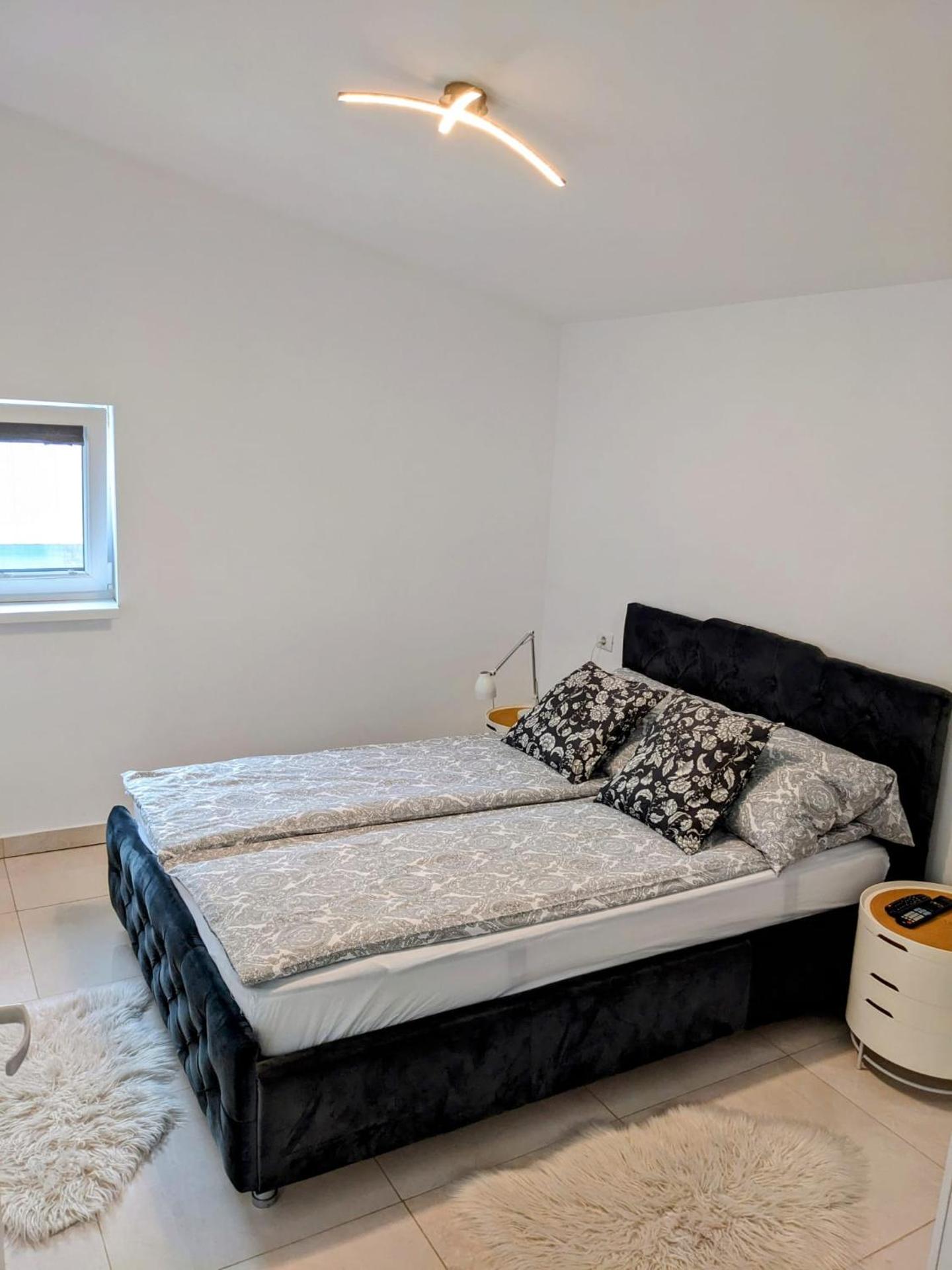 Hill House Valiug Crivaia