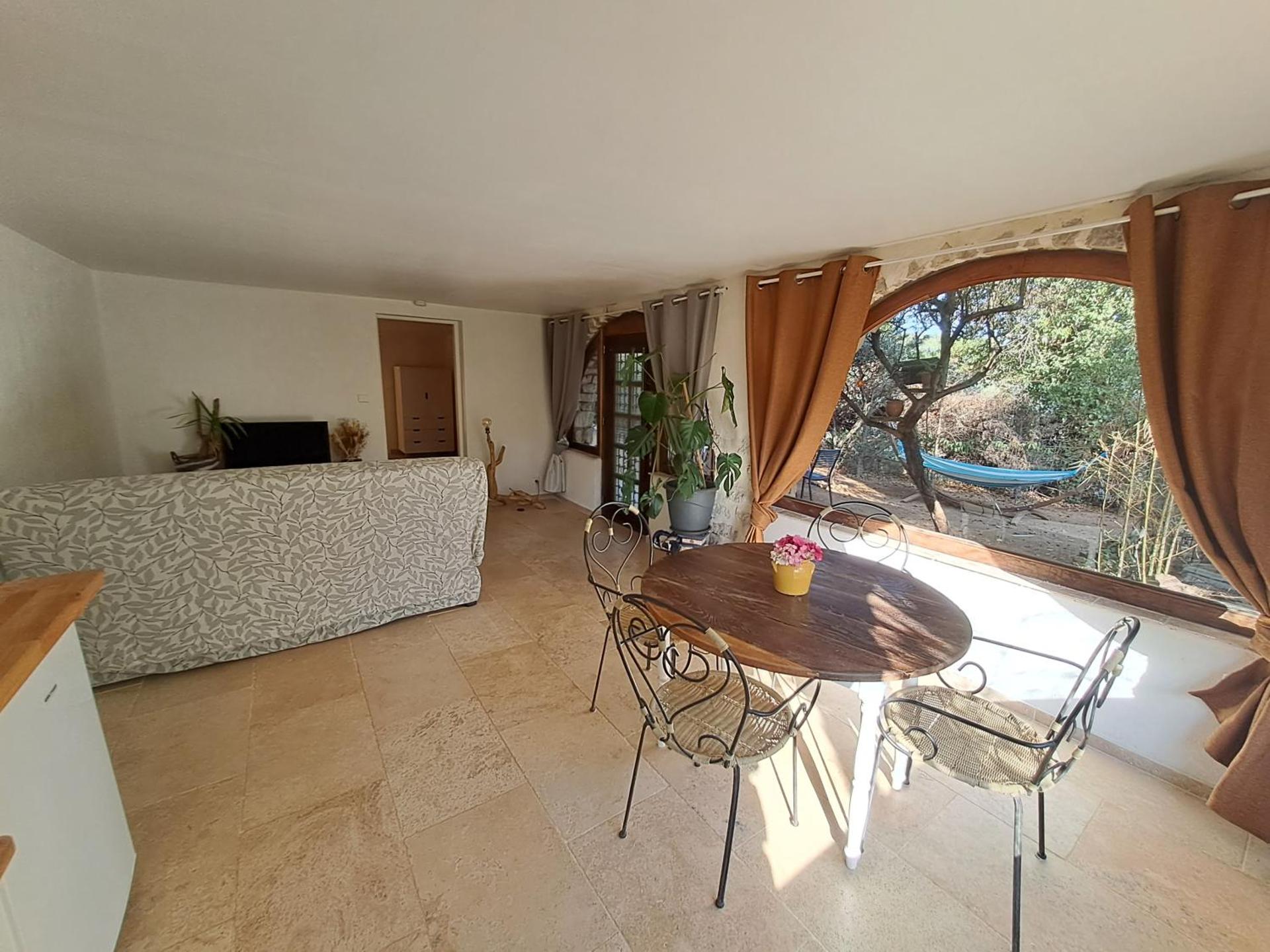 Bas de villa au chant des cigales