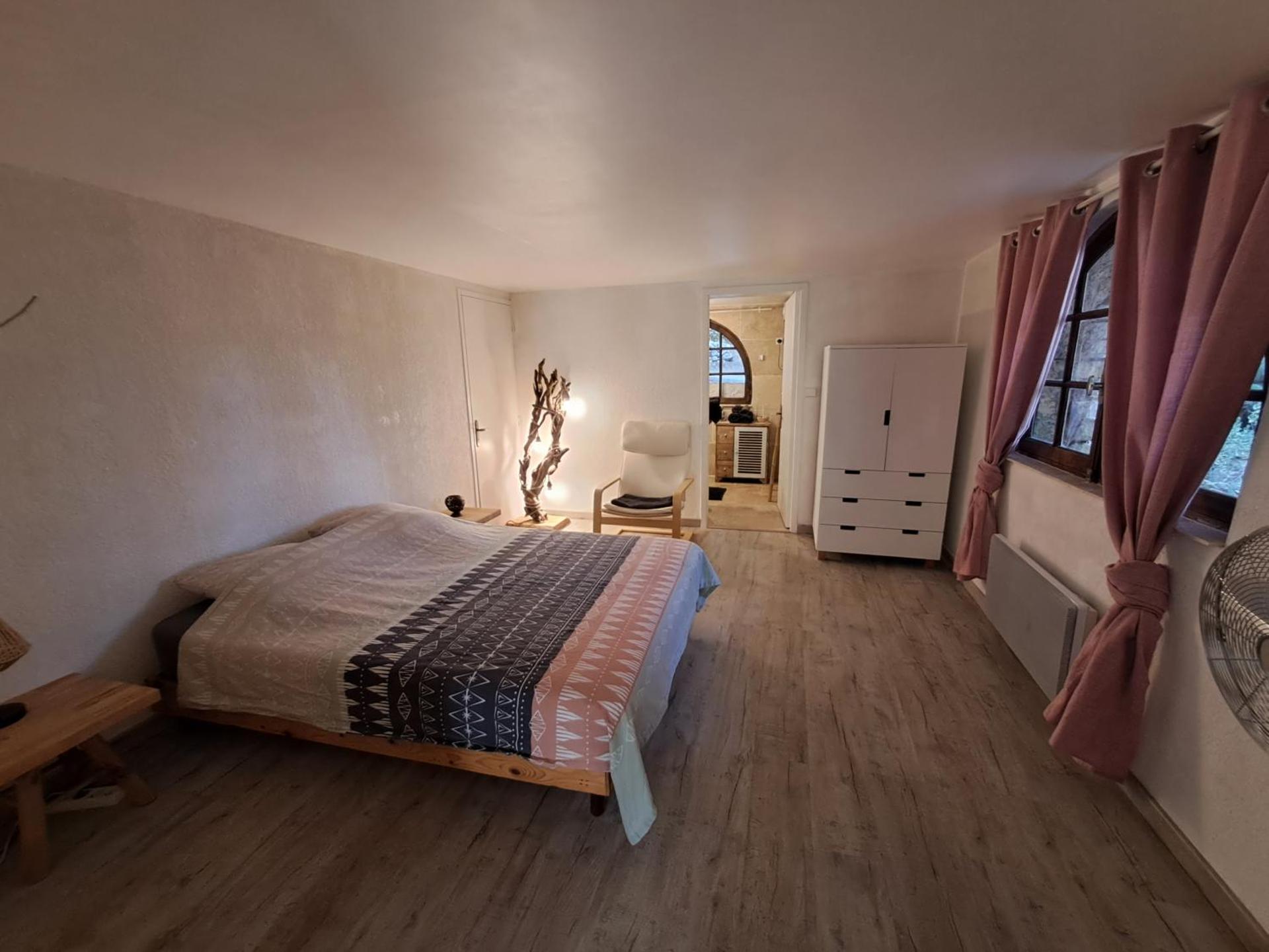 Bas de villa au chant des cigales