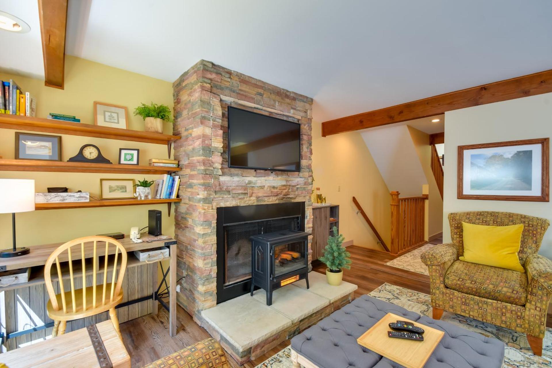 Tasteful Galena Townhome with Community Amenities